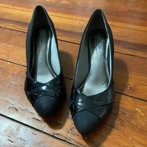 Comfortable, professional black memory foam wedges